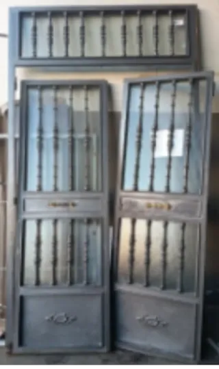 Puerta hierro y cristal con barra fundido