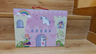 Castillo de princesas de juguete con figuras