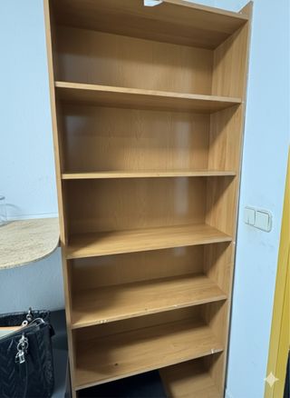 Estantería alta de madera