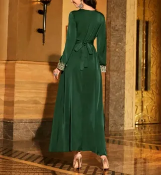 Vestido de fiesta verde con detalles dorados