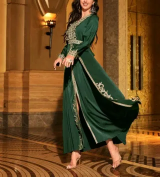 Vestido de fiesta verde con detalles dorados