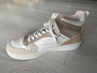 Zapatillas deportivas beige y blancas