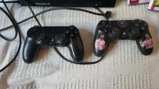 PS4 (PlayStation 4) Negra + Mandos y Juego