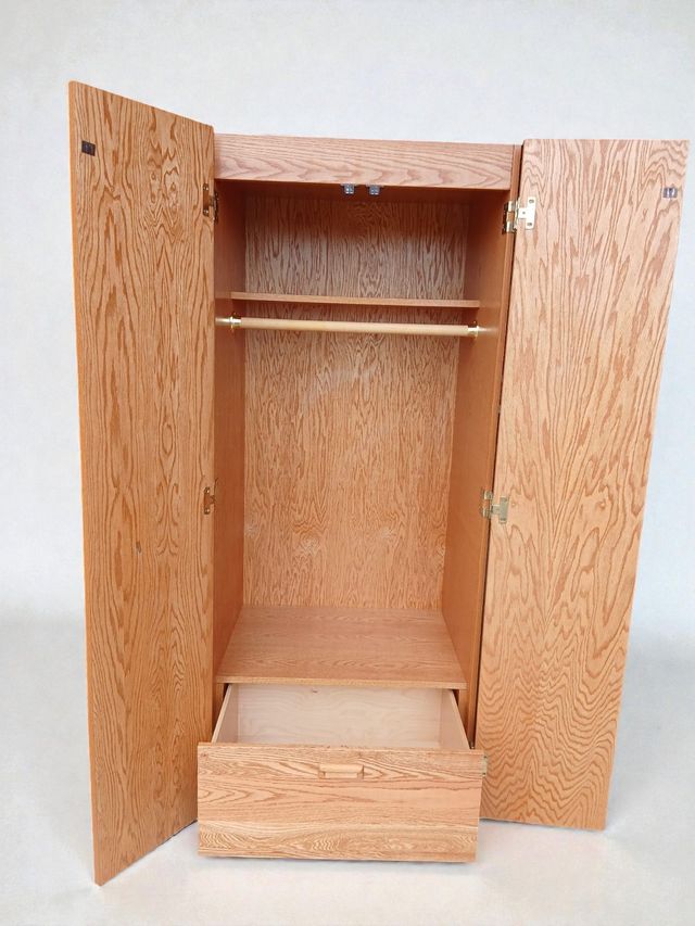 Armario de madera de roble