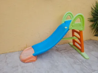 Tobogán infantil azul y naranja