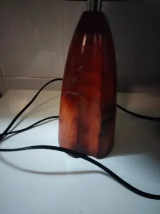 Lámpara de mesa acabado madera