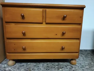 Conjunto de muebles de pino.