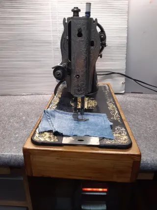 Máquina de coser SINGER antigua