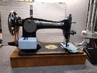 Máquina de coser SINGER antigua