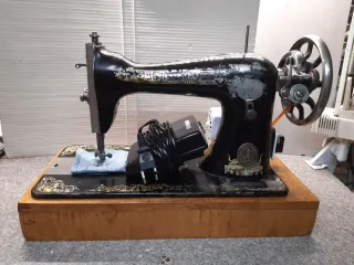 Máquina de coser SINGER antigua