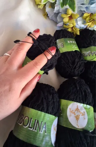 10 gomitoli lana pon pon nera