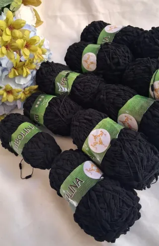 10 gomitoli lana pon pon nera