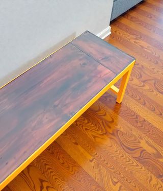 Bancos de madera y metal