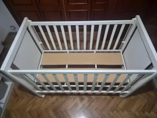 Cuna blanca para bebé