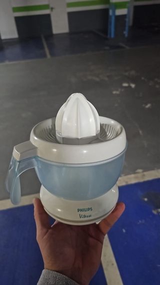 Exprimidor eléctrico blanco