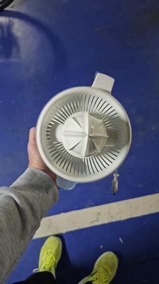 Exprimidor eléctrico blanco