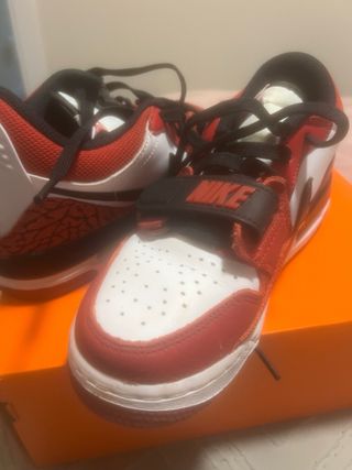 Zapatillas Jordan para niño como nuevas