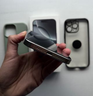 iPhone 16 Pro Max Blanco/Gris