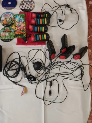 PS2 + 16 juegos + 4 mandos+ 8 Buzz con y sin cable