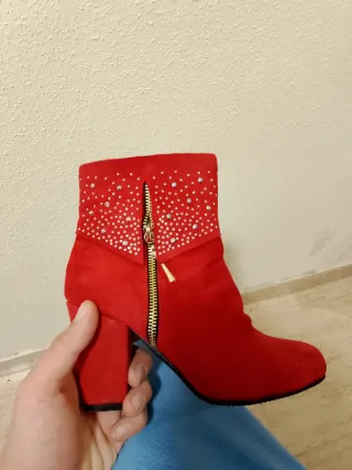 Botines rojos de piel con pedrería y cremallera