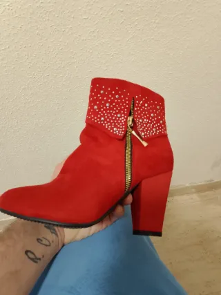 Botines rojos de piel con pedrería y cremallera
