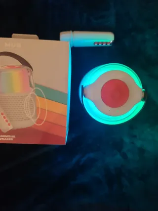 Altavoz con micrófono multicolor y blanco.