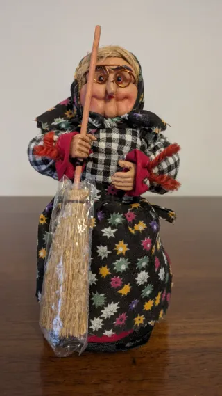 Befana decorativa nuova con scopa