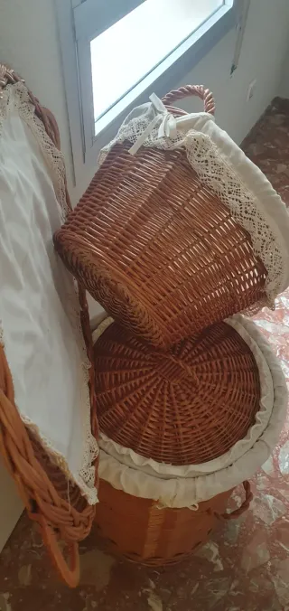 Conjunto cestas  para la colada de mimbre y tela.