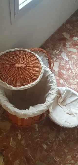 Conjunto cestas  para la colada de mimbre y tela.