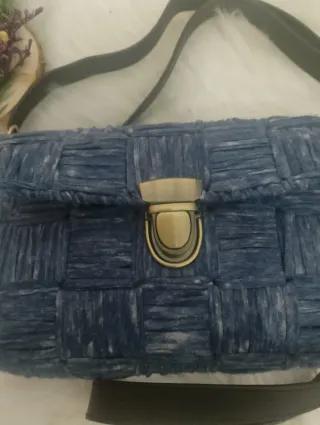 Bolso tejido azul y marrón