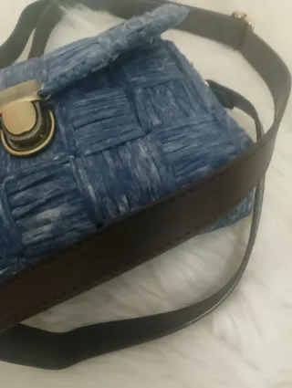 Bolso tejido azul y marrón