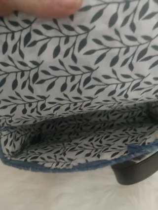 Bolso tejido azul y marrón