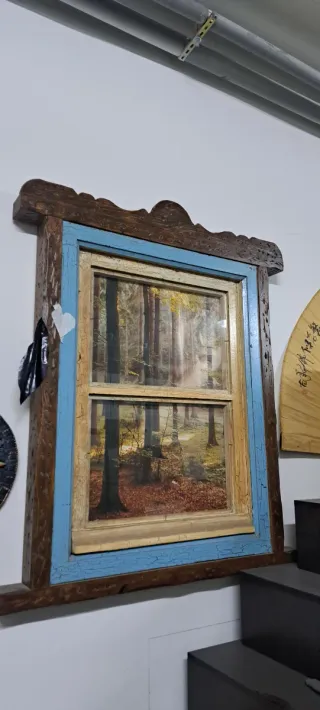 Ventana decorativa de madera y cristal