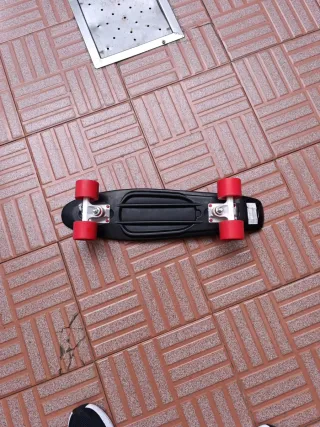 Patinete Negro con Ruedas Rojas