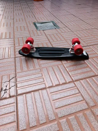 Patinete Negro con Ruedas Rojas
