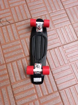 Patinete Negro con Ruedas Rojas