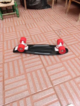 Patinete Negro con Ruedas Rojas