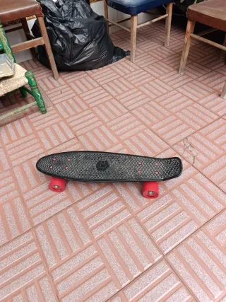 Patinete Negro con Ruedas Rojas