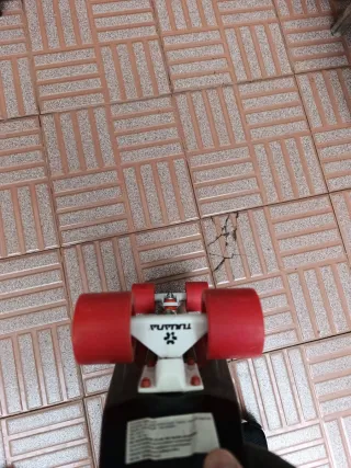Patinete Negro con Ruedas Rojas