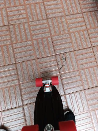 Patinete Negro con Ruedas Rojas