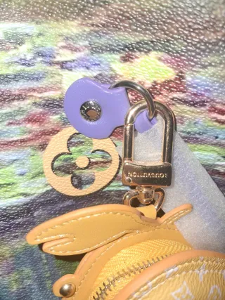 Llavero  cartera y charm de cangrejo L. V