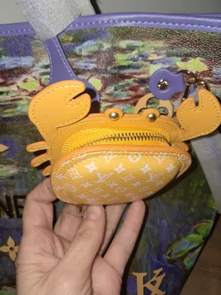 Llavero  cartera y charm de cangrejo L. V