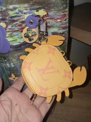 Llavero  cartera y charm de cangrejo L. V