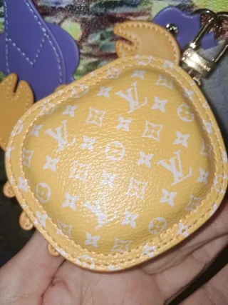 Llavero  cartera y charm de cangrejo L. V