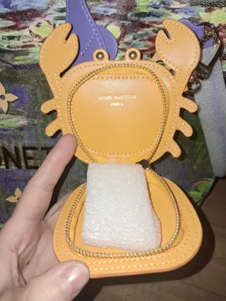 Llavero  cartera y charm de cangrejo L. V