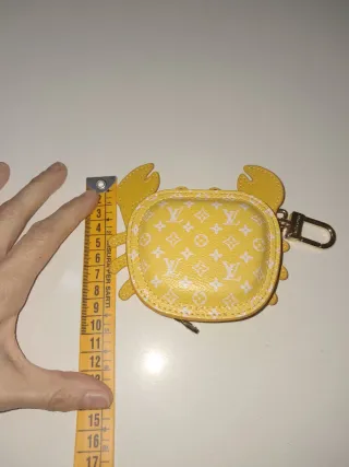 Llavero  cartera y charm de cangrejo L. V