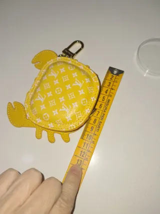 Llavero  cartera y charm de cangrejo L. V