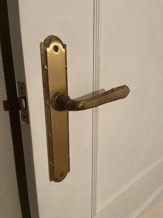 Puerta lacada blanca con molduras