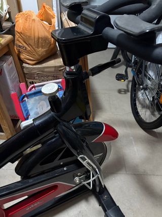 Bicicleta Estática Negra y Roja