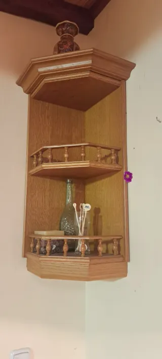 Estantería de esquina de madera IMPRESCINDIBLE REC